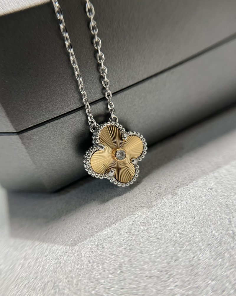 Van Cleef & Arpels 2024 Clover Diamond Gold Necklace view