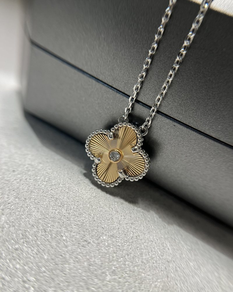 Van Cleef & Arpels 2024 Clover Diamond Gold Necklace view