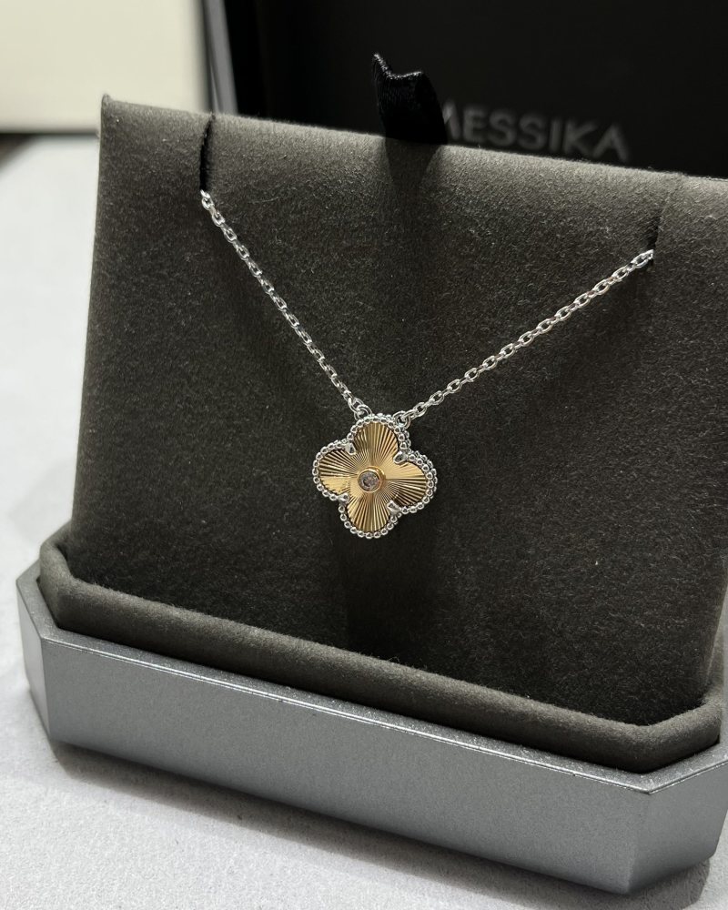 Van Cleef & Arpels 2024 Clover Diamond Gold Necklace view