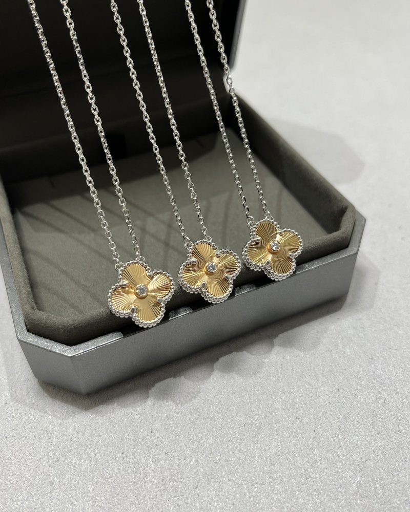 Van Cleef & Arpels 2024 Clover Diamond Gold Necklace view
