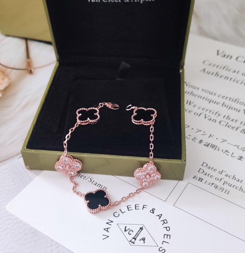 Van Cleef & Arpels Clover Black Mother-of-Pearl Rose Gold Bracelet view