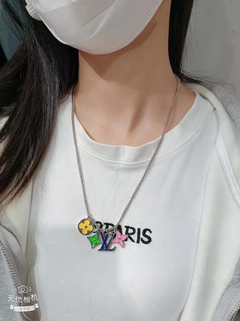 Louis Vuitton LV Flower Four-Leaf Clover Metal Pendant Necklace