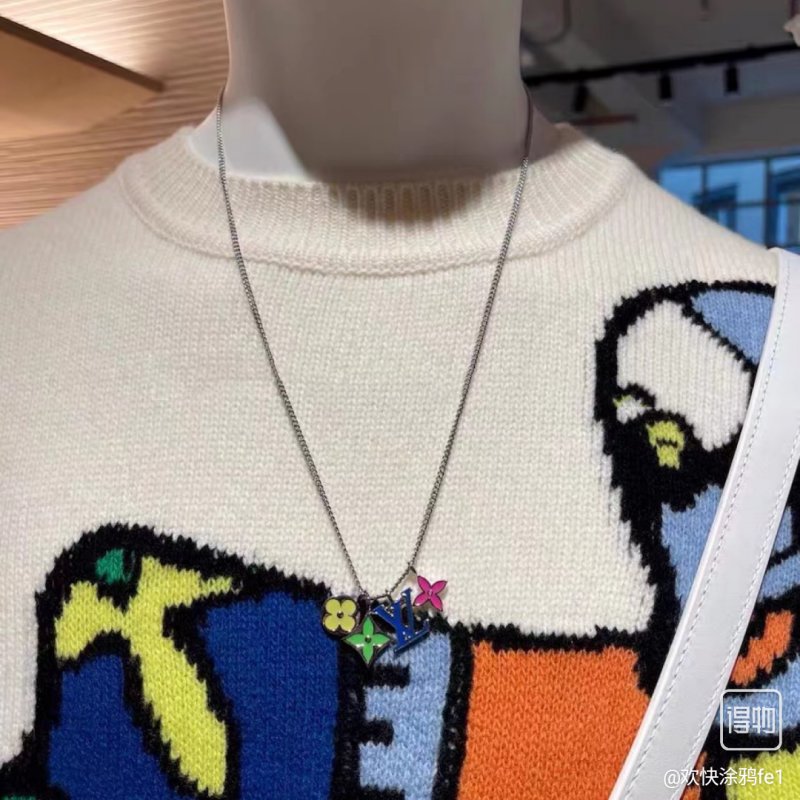 Louis Vuitton LV Flower Four-Leaf Clover Metal Pendant Necklace view