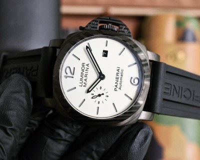 Panerai Luminor Marina Automatic 44mm Black Rubber Strap view 4