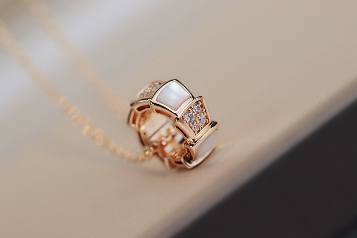 Bvlgari Serpenti Rose Gold Mother-of-Pearl & Diamond Ring