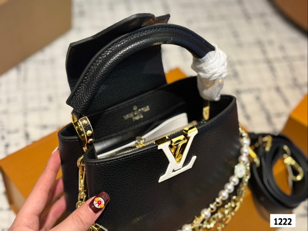 Louis Vuitton Capucines Black Leather Chain Handbag view