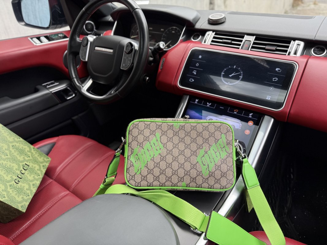 Gucci GG Supreme Messenger Bag Beige Green view