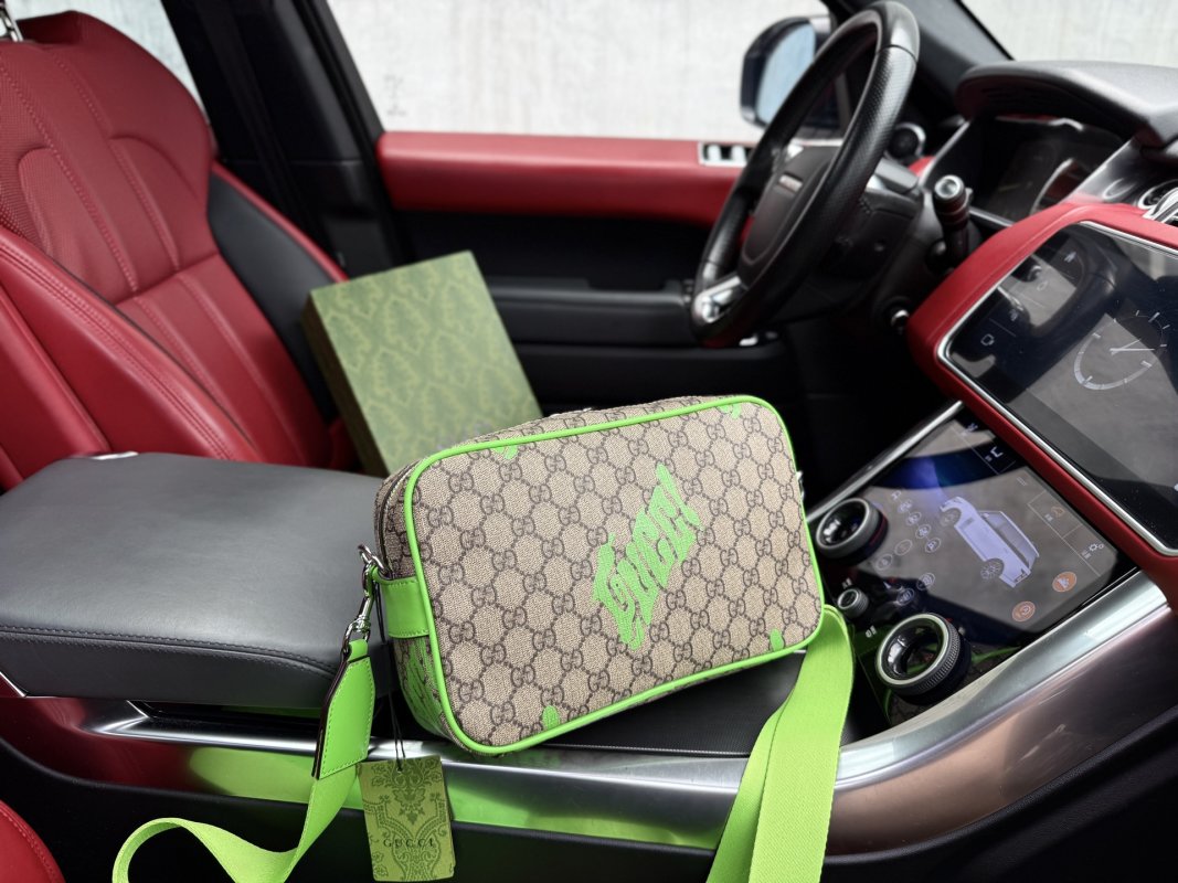 Gucci GG Supreme Messenger Bag Beige Green view