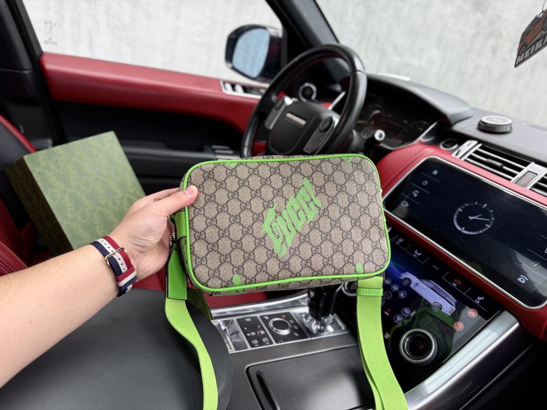Gucci GG Supreme Messenger Bag Beige Green view