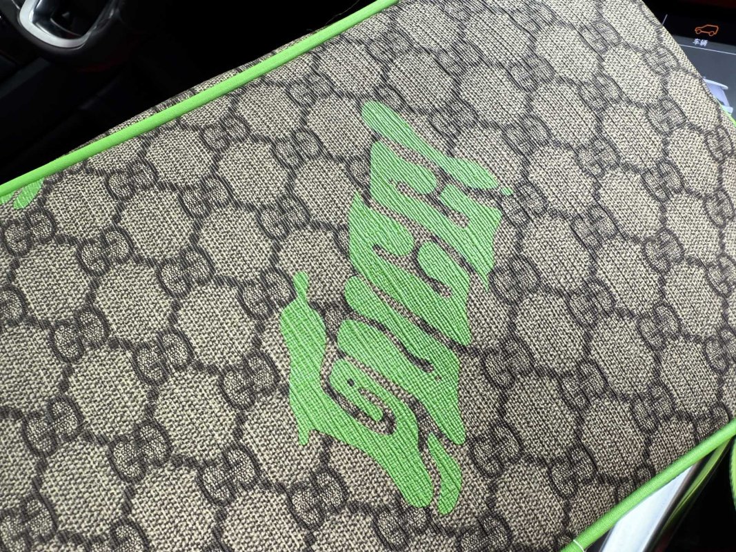 Gucci GG Supreme Messenger Bag Beige Green view