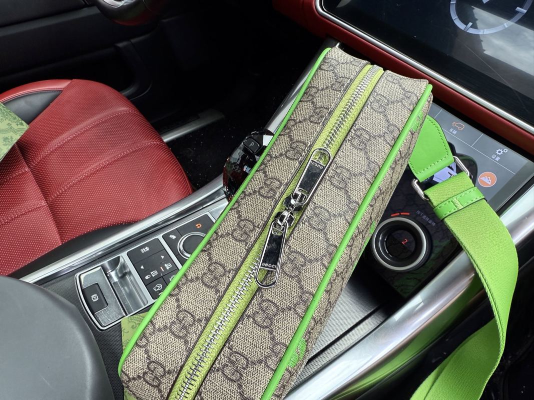 Gucci GG Supreme Messenger Bag Beige Green view