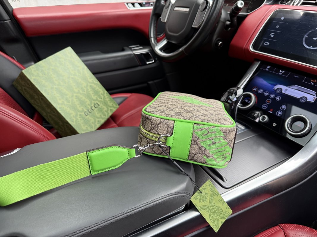 Gucci GG Supreme Messenger Bag Beige Green view