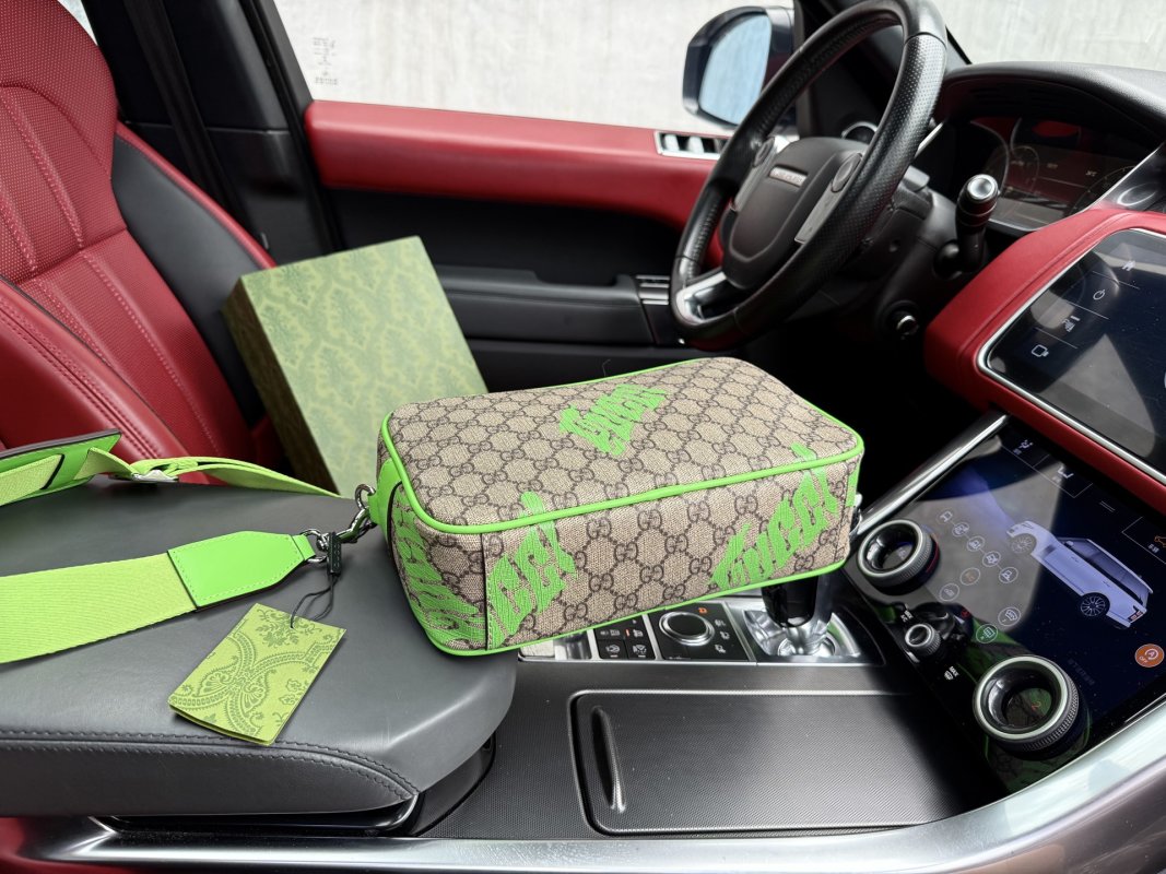 Gucci GG Supreme Messenger Bag Beige Green view