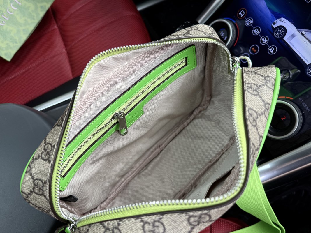 Gucci GG Supreme Messenger Bag Beige Green view