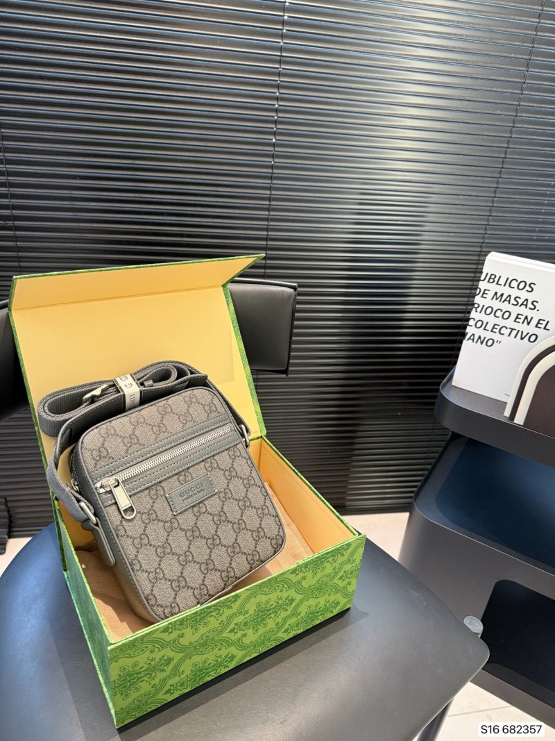 Gucci GG Supreme Camera Bag Beige – Vintage-Inspired Crossbody view