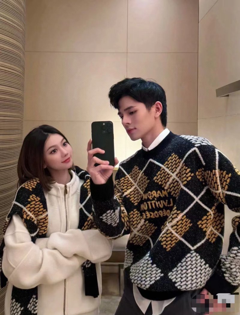 Louis Vuitton Damier Argyle Knit Sweater Black Gold view