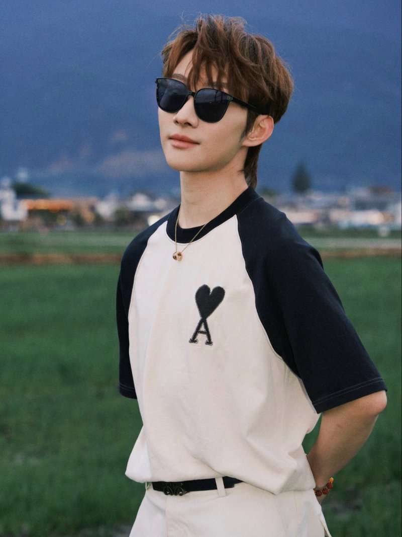 Ami Heart A Logo Raglan T-Shirt Black White