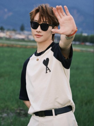 Ami Heart A Logo Raglan T-Shirt Black White view 2