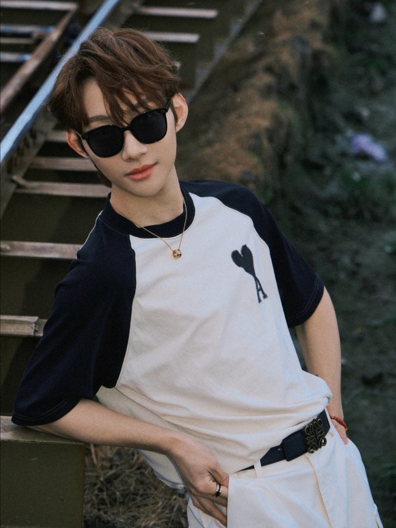 Ami Heart A Logo Raglan T-Shirt Black White view
