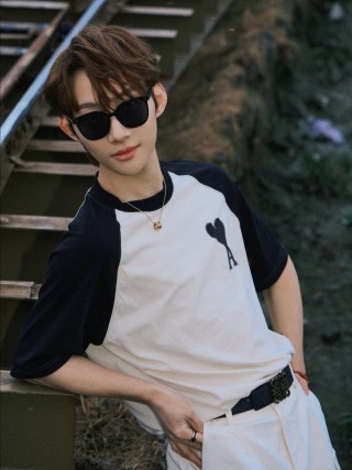 Ami Heart A Logo Raglan T-Shirt Black White view 3