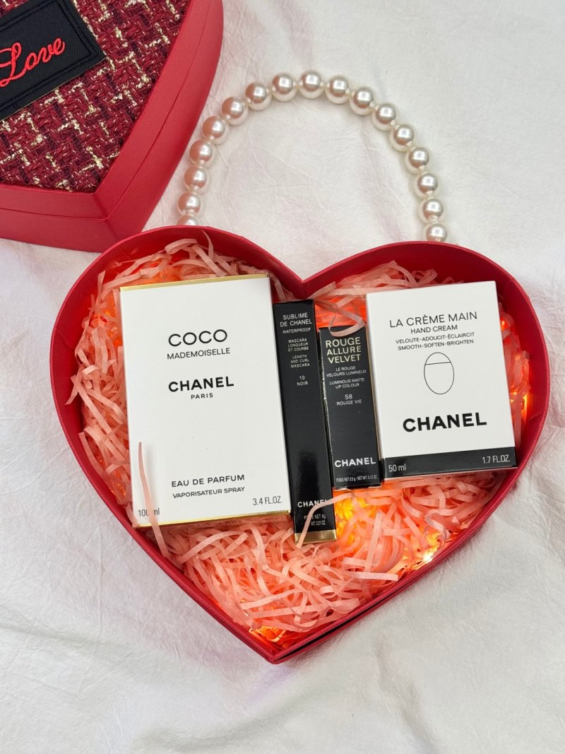 Chanel Heart-Shaped Love Quilted Shoulder Bag Red view