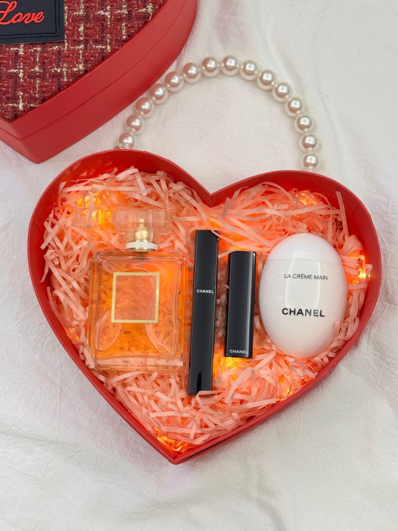 Chanel Heart-Shaped Love Quilted Shoulder Bag Red view