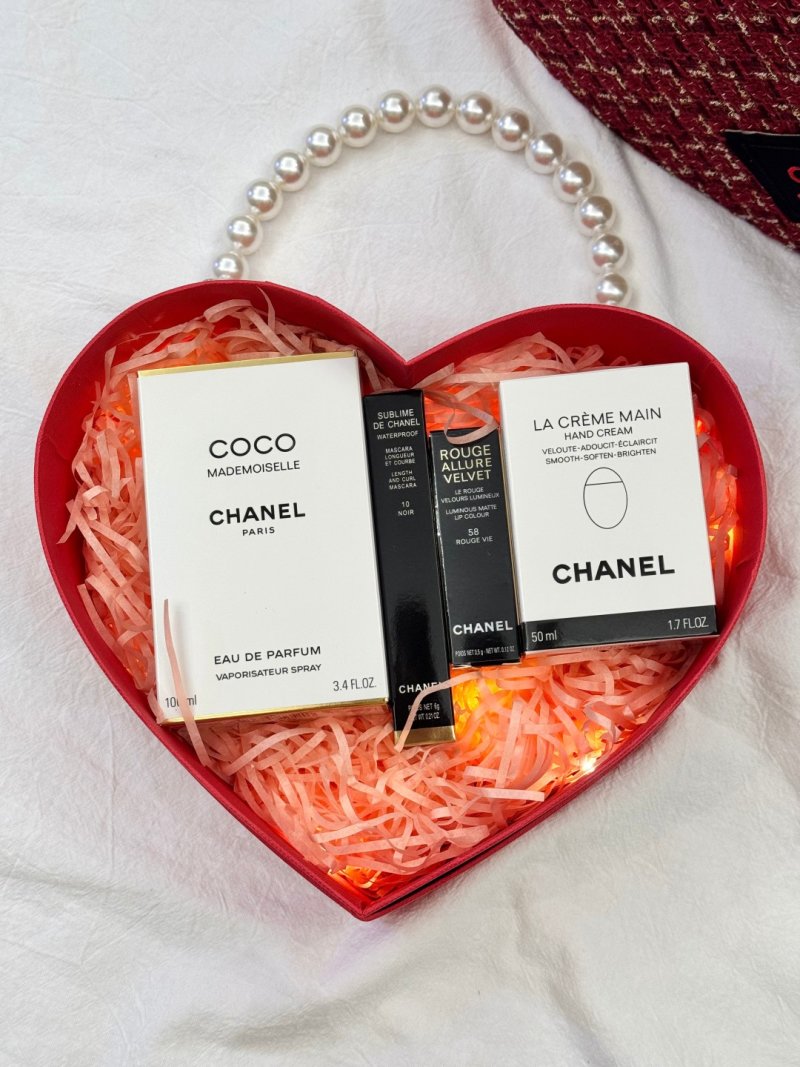 Chanel Heart-Shaped Love Quilted Shoulder Bag Red view