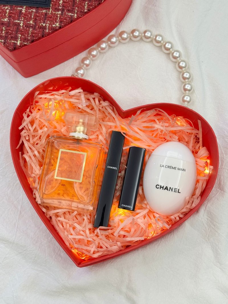 Chanel Heart-Shaped Love Quilted Shoulder Bag Red view