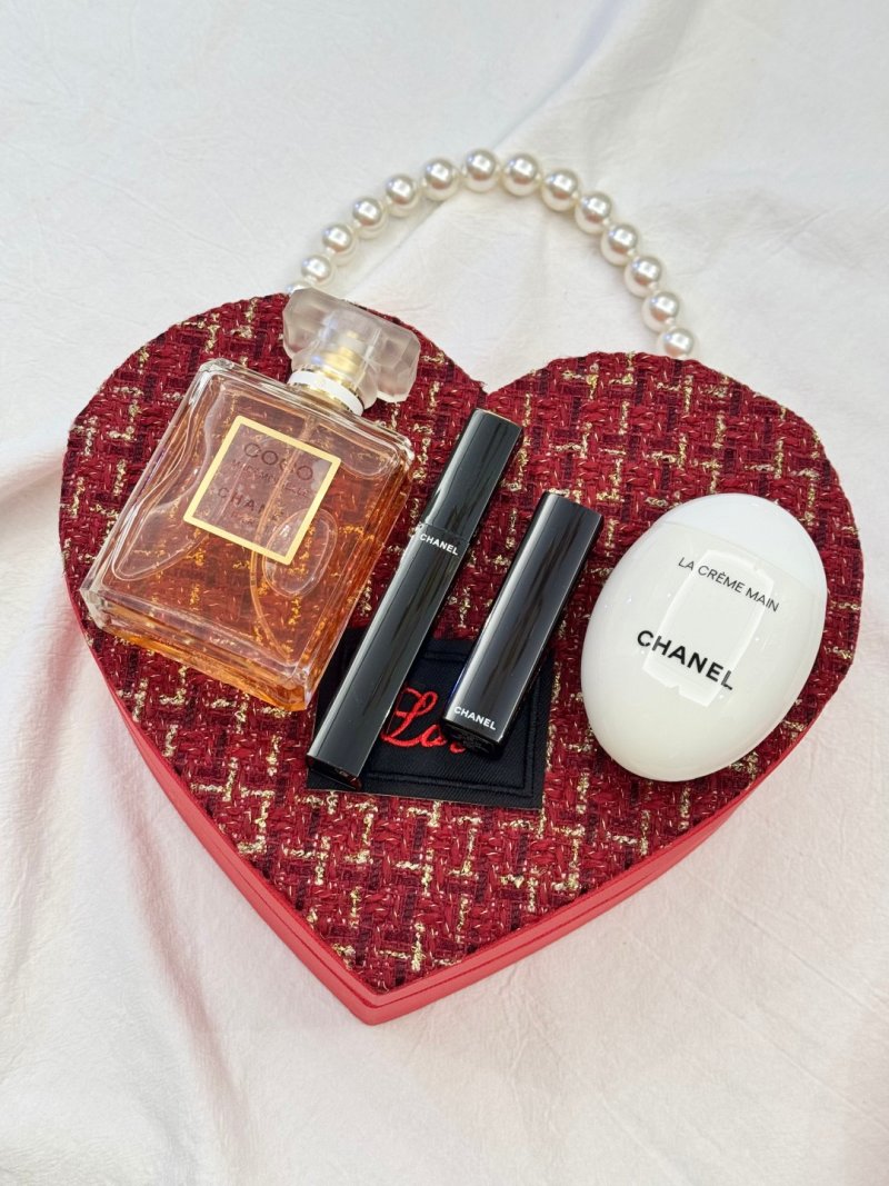Chanel Heart-Shaped Love Quilted Shoulder Bag Red view