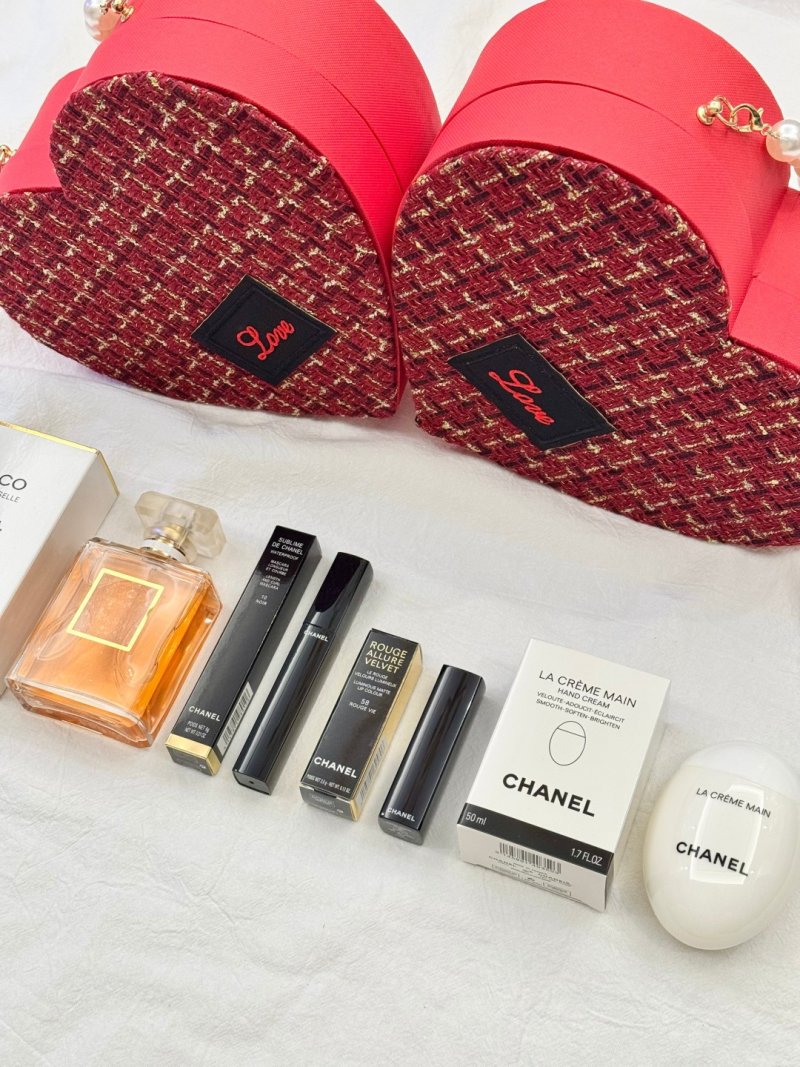 Chanel Heart-Shaped Love Quilted Shoulder Bag Red view