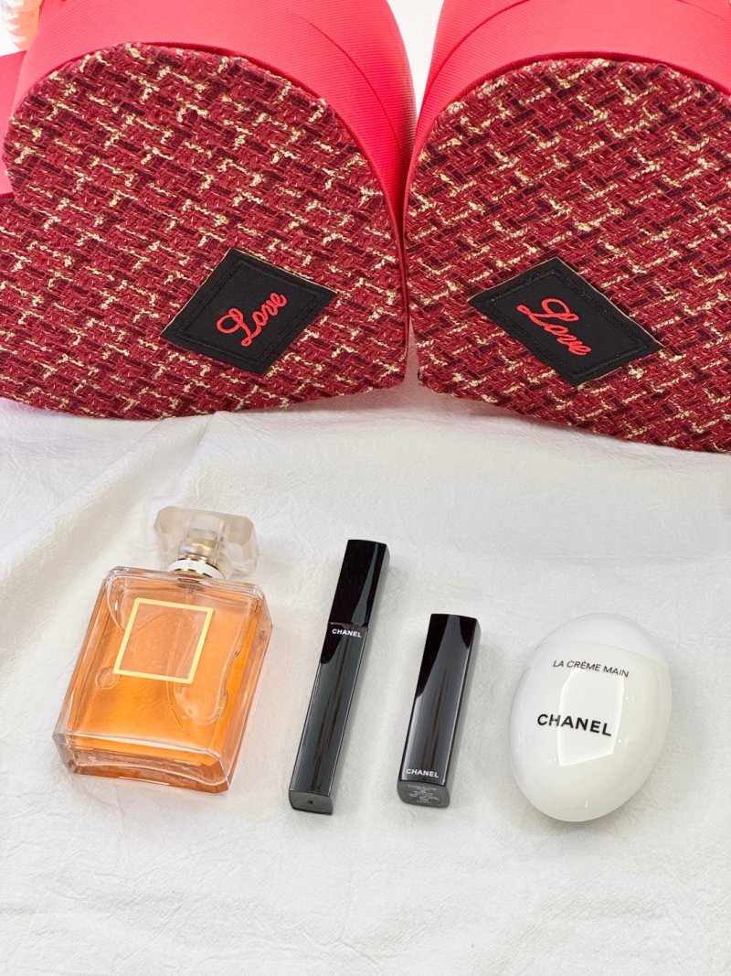 Chanel Heart-Shaped Love Quilted Shoulder Bag Red view