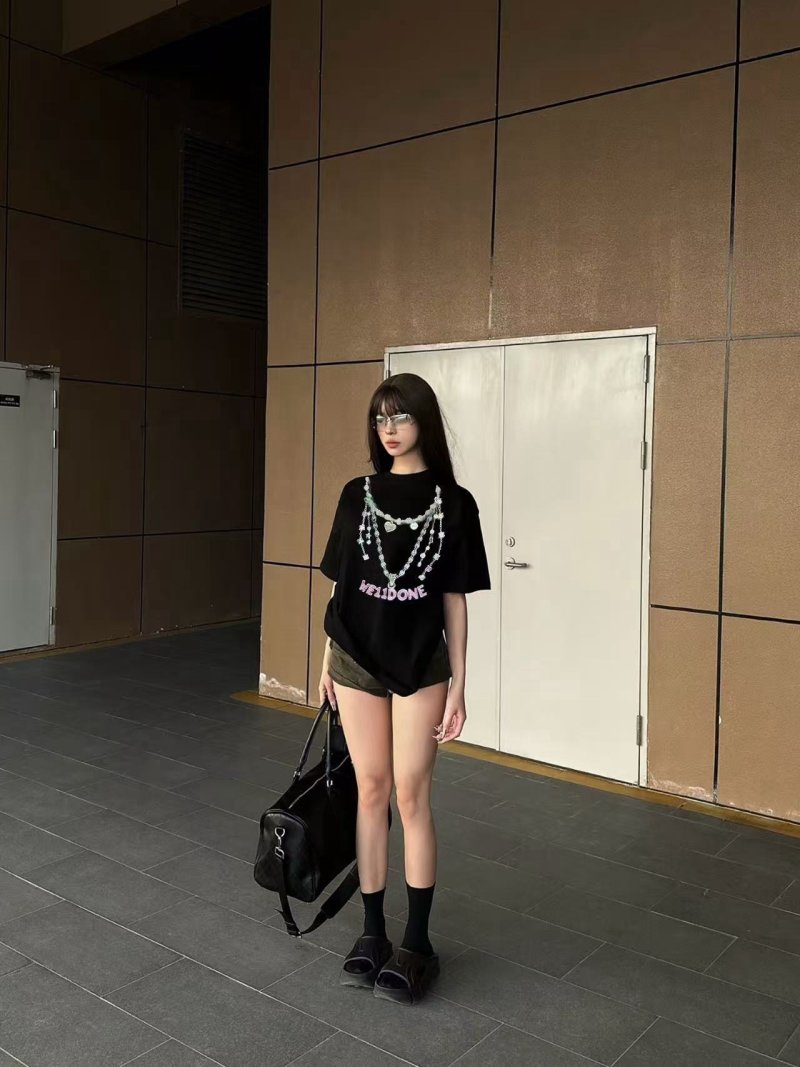 Black Graphic Chain Print T-Shirt with 'WELLDONE' Text view