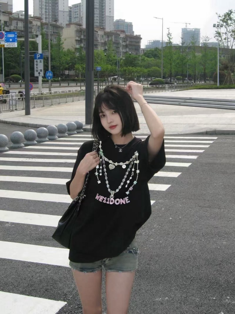 Black Graphic Chain Print T-Shirt with 'WELLDONE' Text view