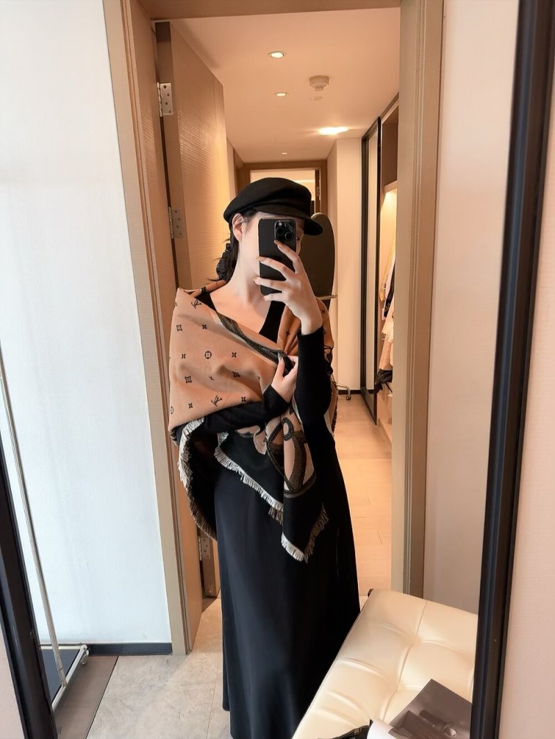 Louis Vuitton Monogram Border Square Scarf Pink 140x140cm view