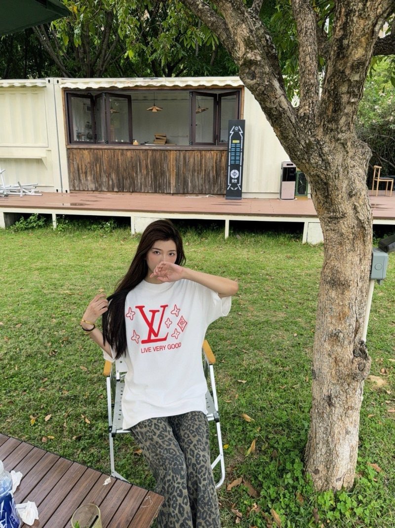 Louis Vuitton 'Live Very Good' Red Logo White T-Shirt view