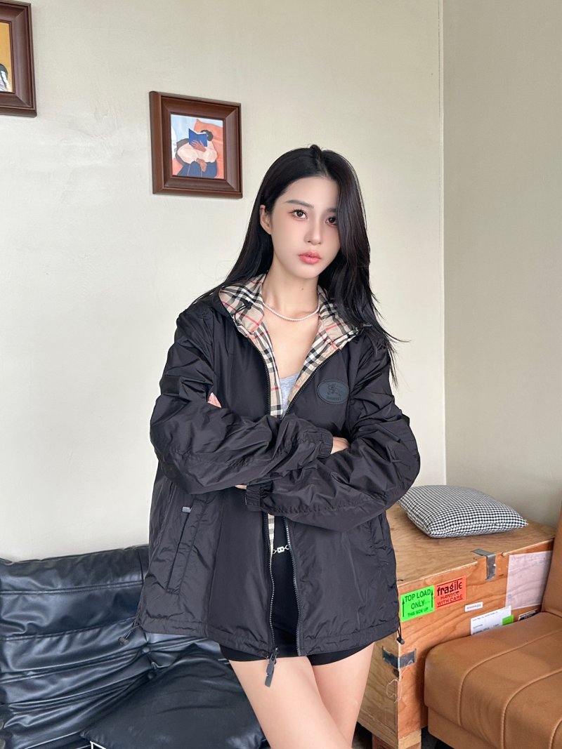 Burberry Black Quilted Jacket with Checked Lining view