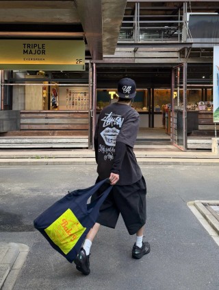 Stüssy Black Graphic Logo T-Shirt view 2