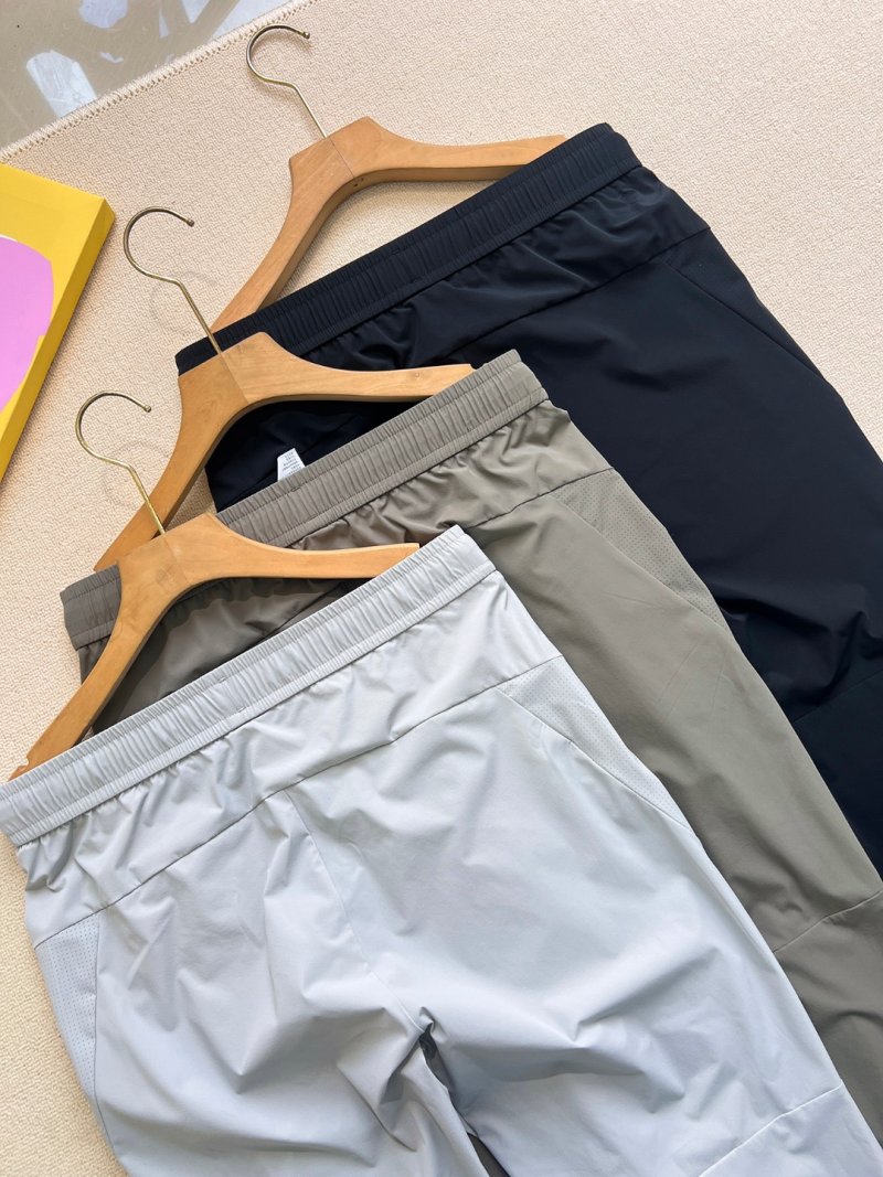Descente Men's Quick-Dry Athletic Shorts Cream view