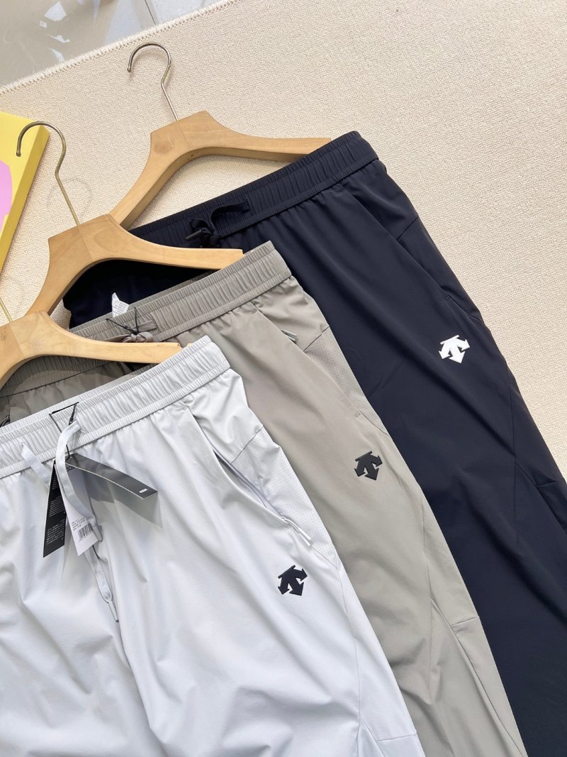 Descente Men's Quick-Dry Athletic Shorts Cream view