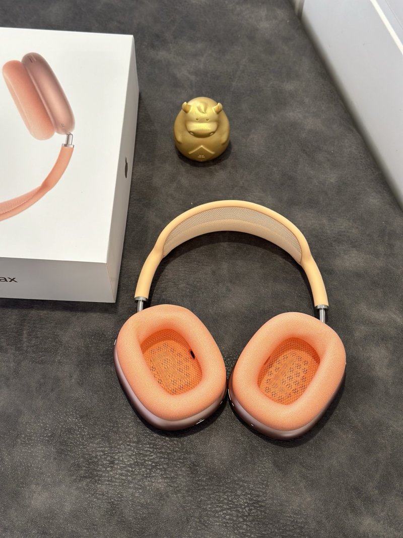 AirPods Pro Max Orange USB-C 1:1 Replica view