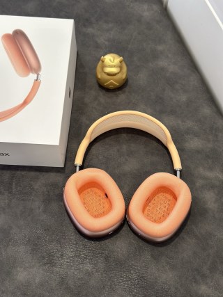 AirPods Pro Max Orange USB-C 1:1 Replica view 3