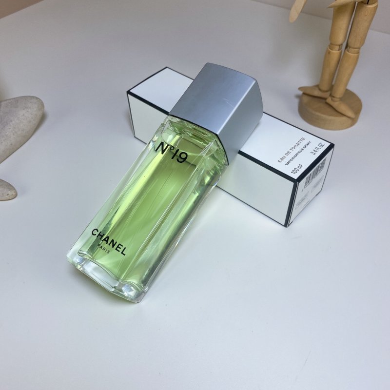 Chanel No. 19 EDT 100ml Women's Eau de Toilette view