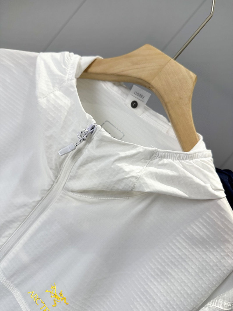 Descente UPF50+ Hooded Windbreaker Jacket - White view