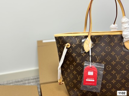 Louis Vuitton Neverfull MM Monogram Tote Bag view 4