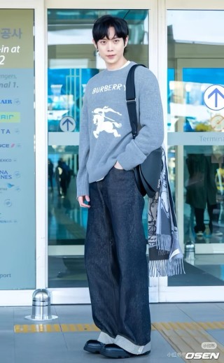 Burberry Grey Graphic Horse Crewneck Sweater view 6