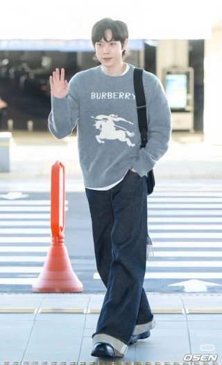 Burberry Grey Graphic Horse Crewneck Sweater view 7