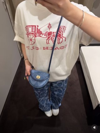 Gucci Horse Carriage Print White T-Shirt view 3