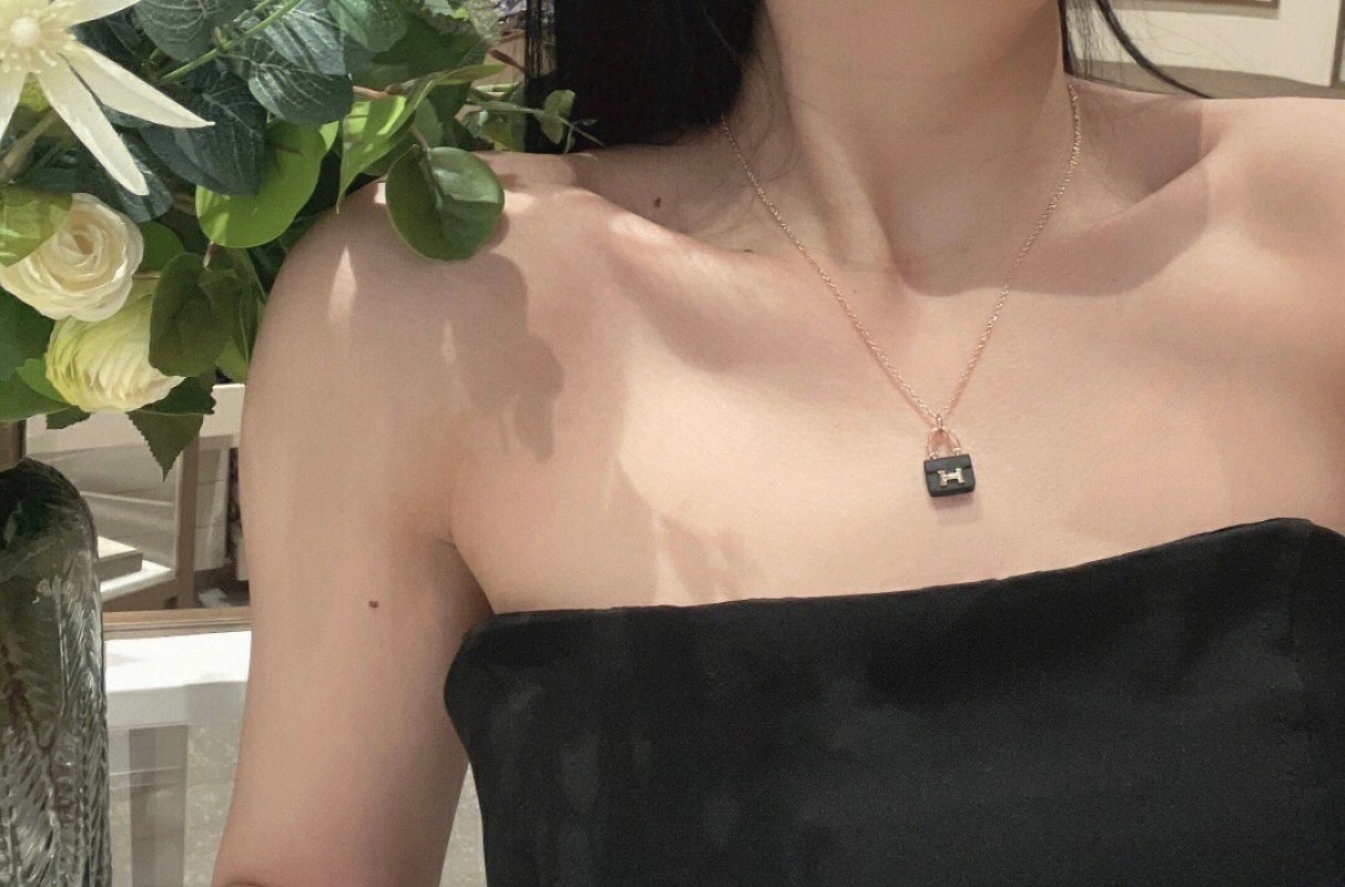 Hermès H Pendant Square Black Enamel Rose Gold Necklace