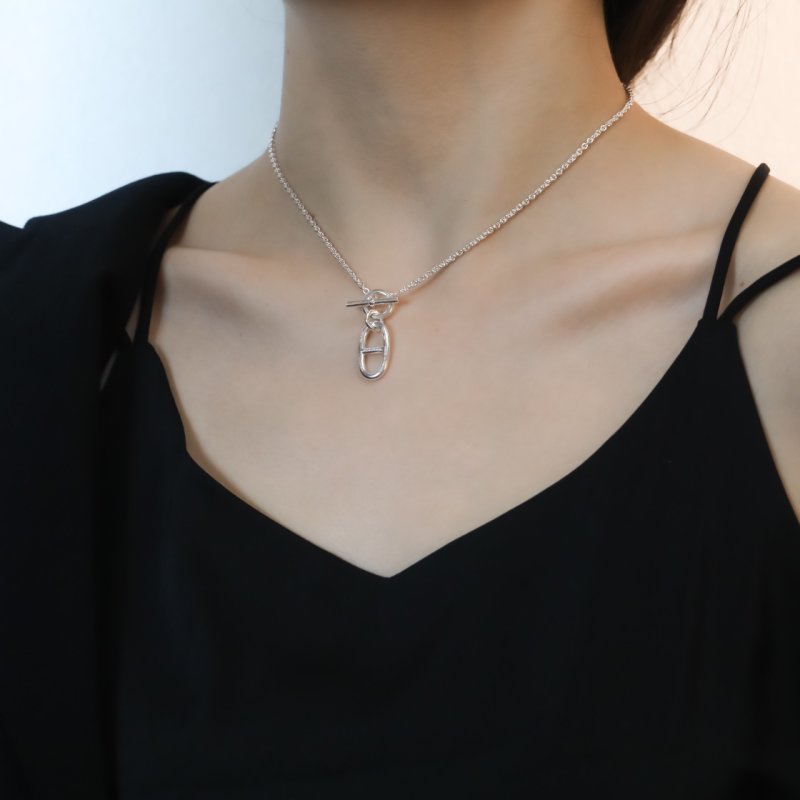 Silver-Tone Oval Link Pendant Necklace
