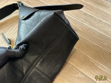 Dior Voyage Black Leather Shoulder Bag with Gold Hardware view 4